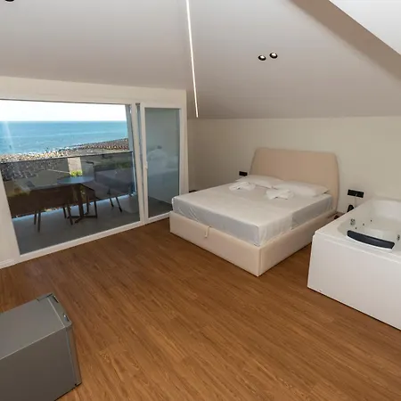 Golden Horizon Hotel *